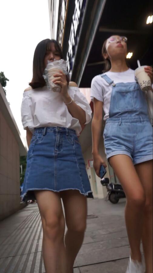 YZW18街拍系列9-10-喝奶茶牛仔裙小妹子一直瞟镜头