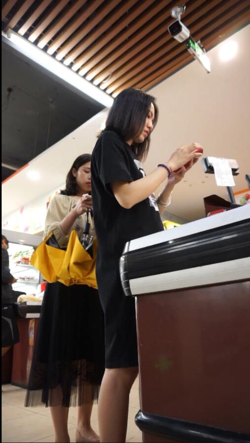 YZW18街拍系列137-138-黑裙美女穿个骚D就来逛超市