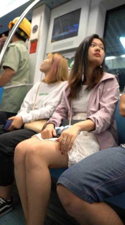 华尔兹2019街拍系列54-地铁里拿下白裙妹子的内内