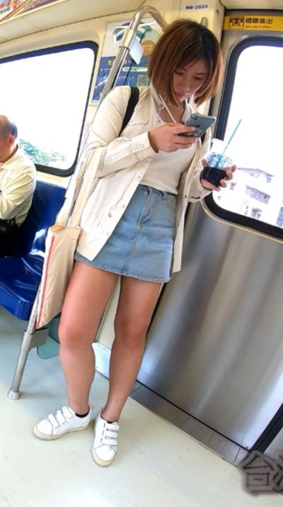 TW系列2169-C专心玩手机的短发牛仔裙美女