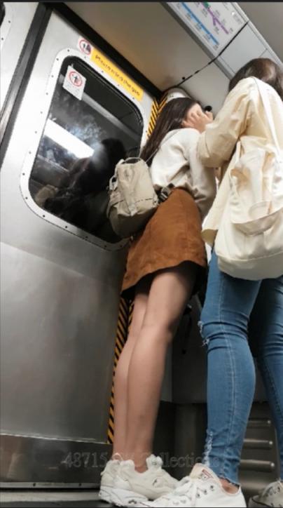 487系列CW084-地铁里跟拍棕裙美女上扶梯