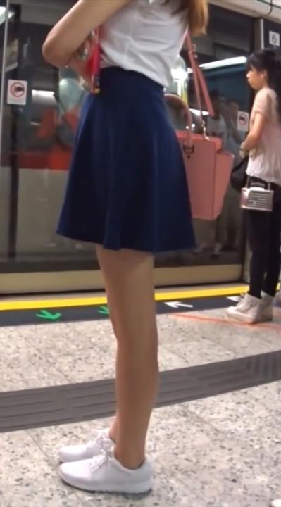 【HJ系列CD】608-手捧文件下班坐地铁的长腿牛仔裙美女