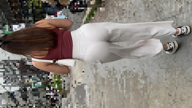 優雅に闊歩するホワイトパンツのお姉さま。Ｔバック透けてます。