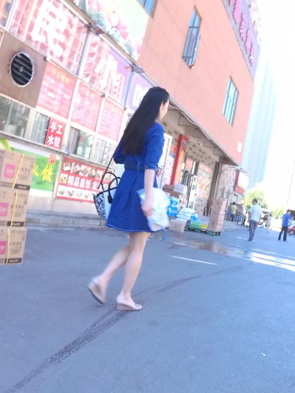 【精品投稿】大神漏脸抄牛仔裙美女的内