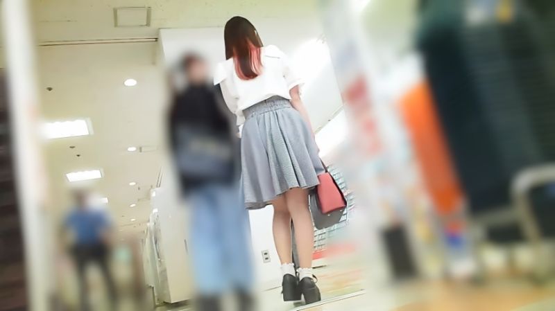 ガチャガチャに夢中なオシャレ女子ウォッチング