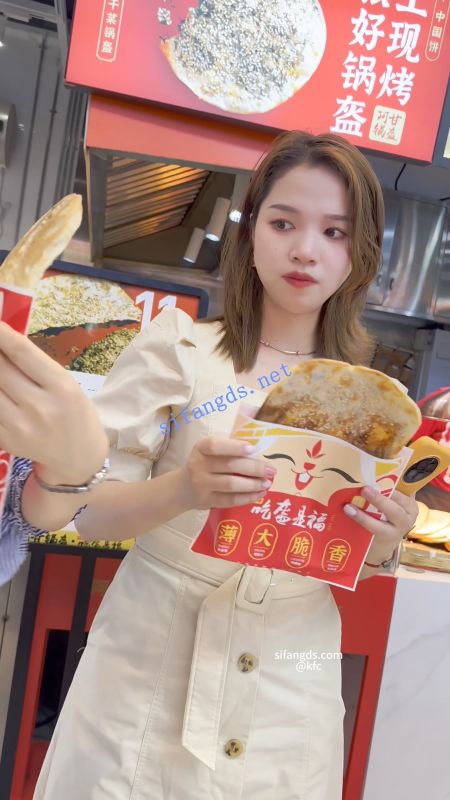 【KFC】长裙靓女和闺蜜买小吃。光腿镂空丁字裤黑乎乎毛