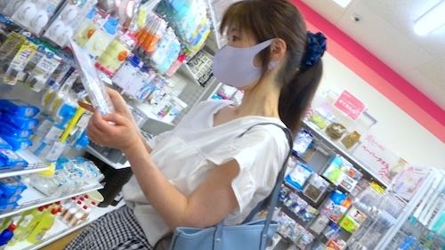 【再販】メモを片手にお買い物中のポニテ女子のちっぱい。日常に潜む胸ちらに興奮 season2 #16【胸ちら】